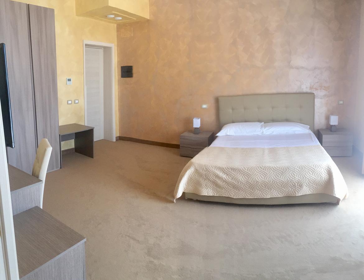 Hotel Riviera Palace ポルト・エンペードクレ エクステリア 写真
