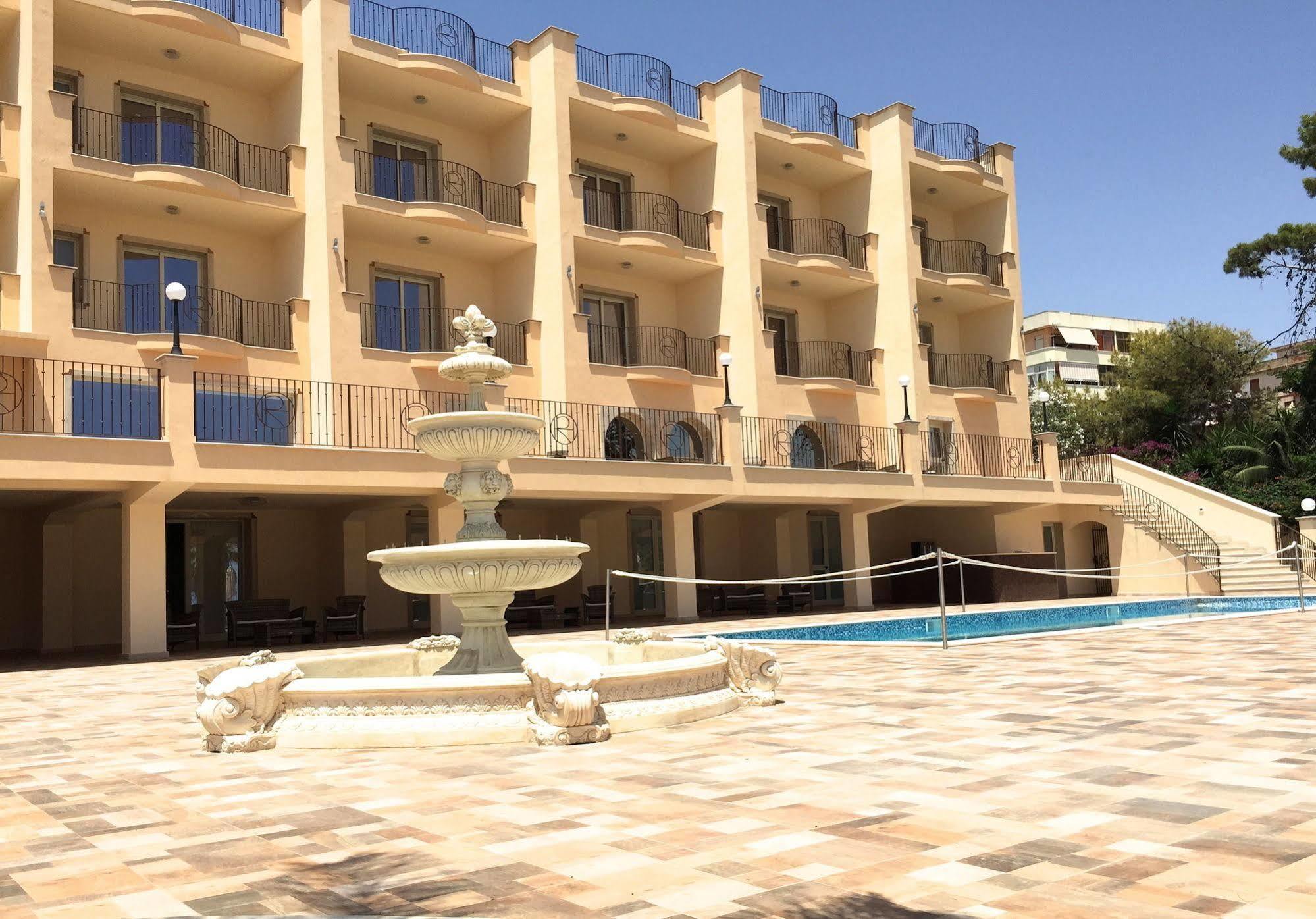 Hotel Riviera Palace ポルト・エンペードクレ エクステリア 写真