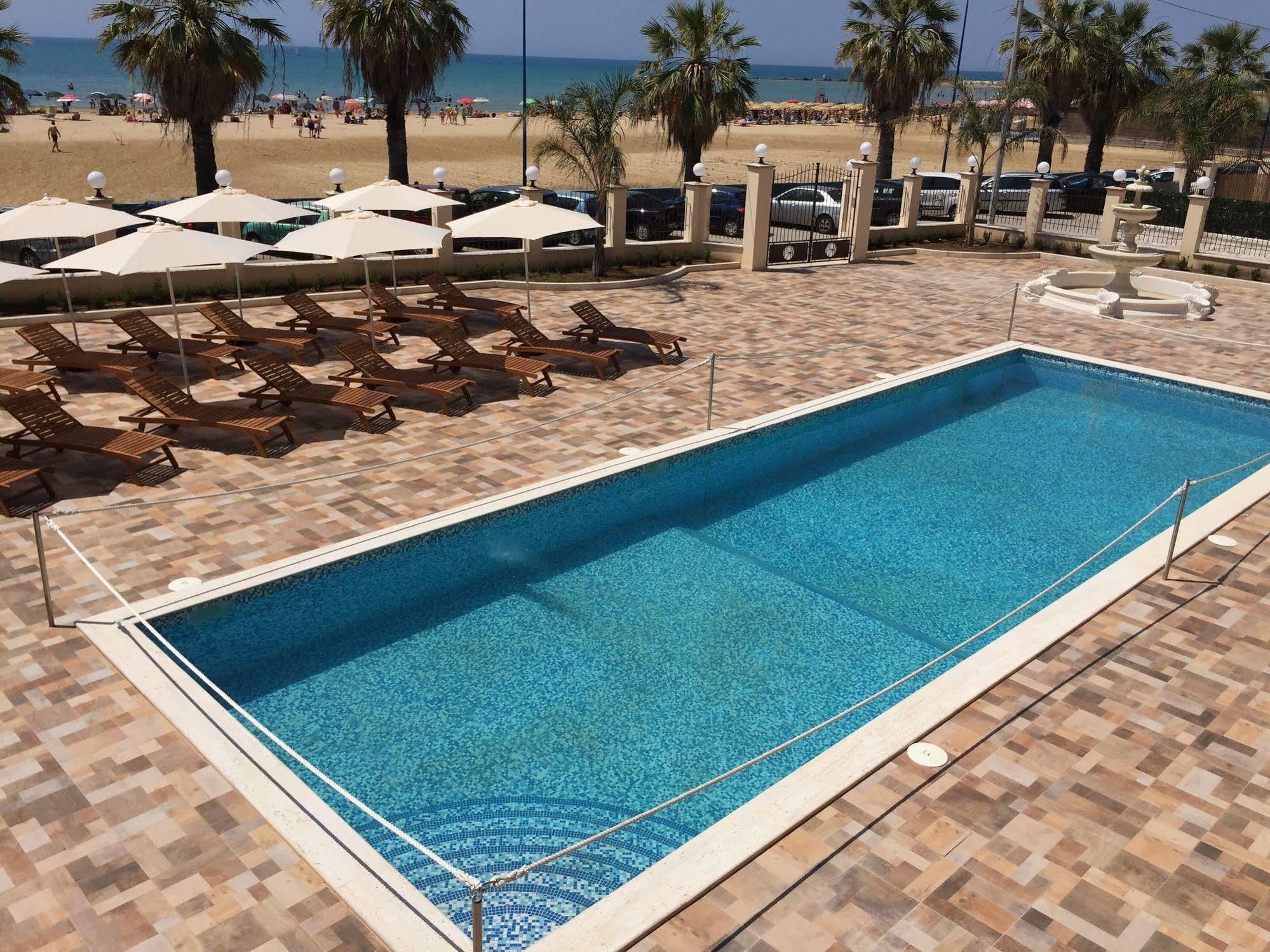 Hotel Riviera Palace ポルト・エンペードクレ エクステリア 写真