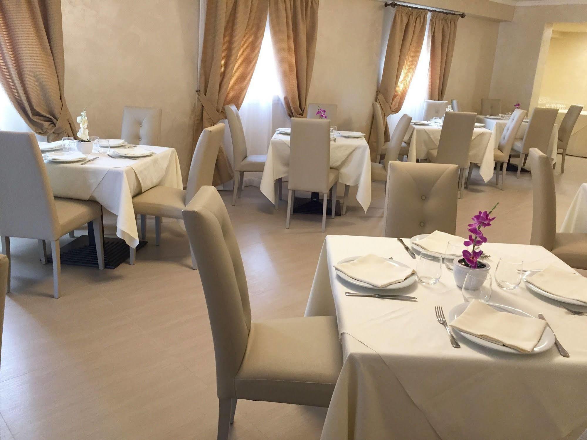Hotel Riviera Palace ポルト・エンペードクレ エクステリア 写真
