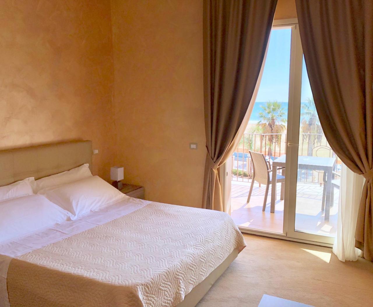 Hotel Riviera Palace ポルト・エンペードクレ エクステリア 写真